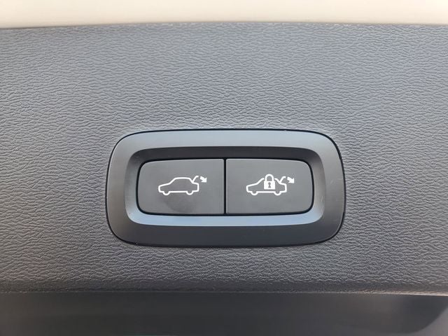 2024 Volvo XC40 B5 Plus Bright Theme