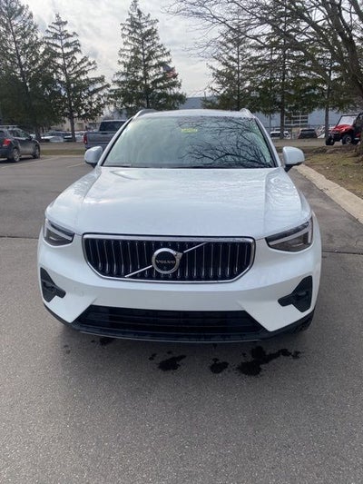 2025 Volvo XC40 B5 Ultra Bright Theme
