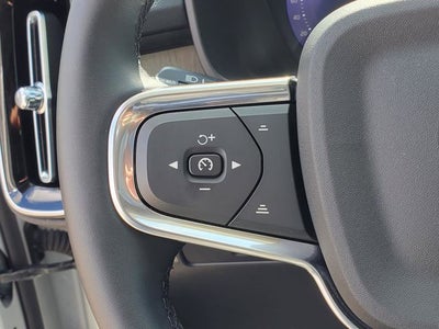 2025 Volvo XC40 B5 Ultra Bright Theme
