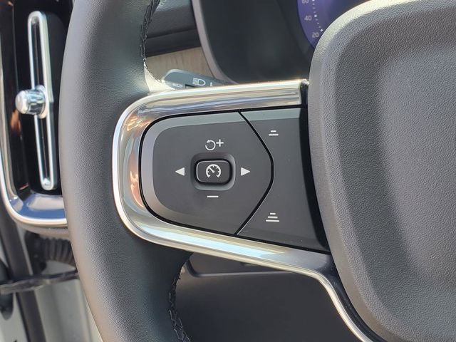 2025 Volvo XC40 B5 Ultra Bright Theme
