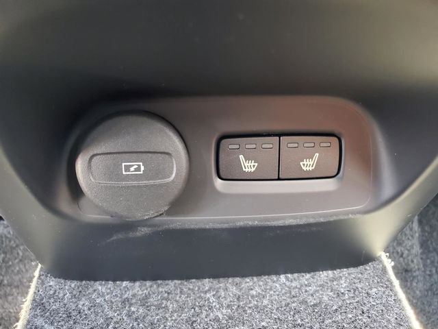 2025 Volvo XC40 B5 Ultra Bright Theme