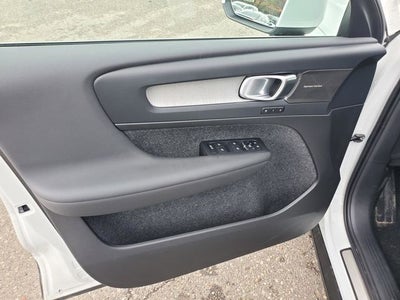 2025 Volvo XC40 B5 Ultra Bright Theme