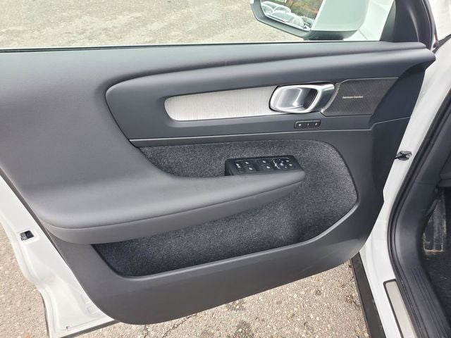 2025 Volvo XC40 B5 Ultra Bright Theme
