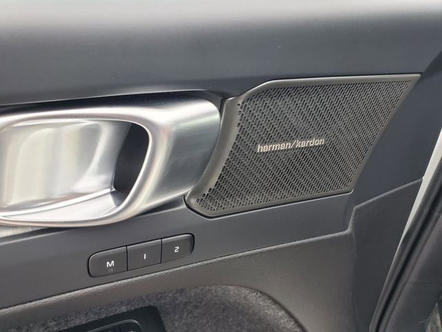 2025 Volvo XC40 B5 Ultra Bright Theme