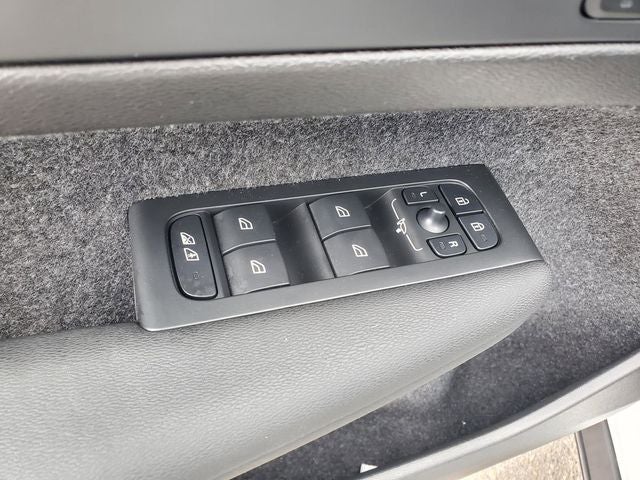 2025 Volvo XC40 B5 Ultra Bright Theme