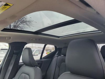 2025 Volvo XC40 B5 Ultra Bright Theme