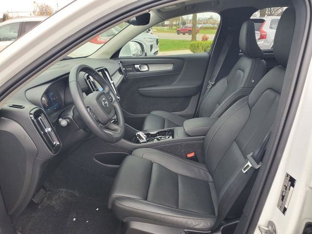 2025 Volvo XC40 B5 Ultra Bright Theme