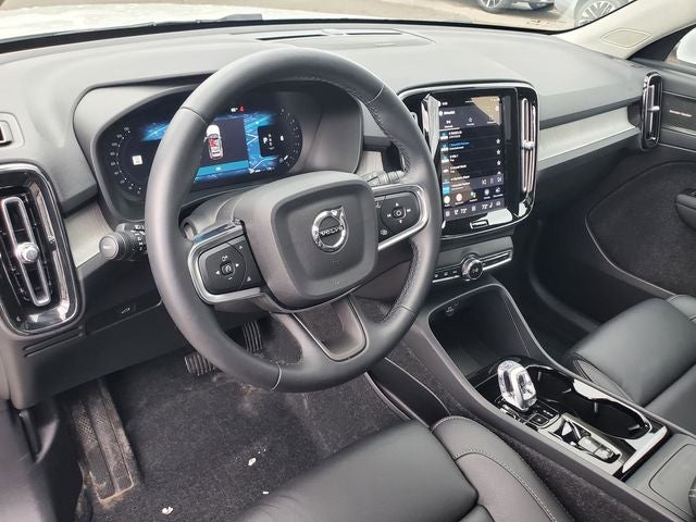 2025 Volvo XC40 B5 Ultra Bright Theme