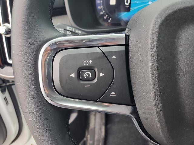 2025 Volvo XC40 B5 Ultra Bright Theme