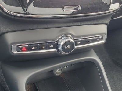 2025 Volvo XC40 B5 Ultra Bright Theme
