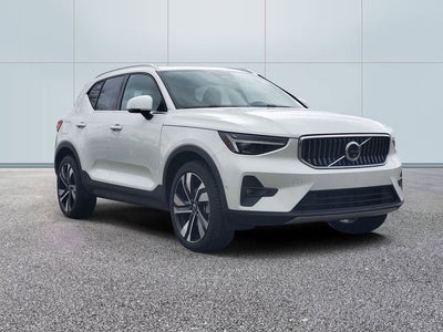 2025 Volvo XC40 B5 Ultra Bright Theme