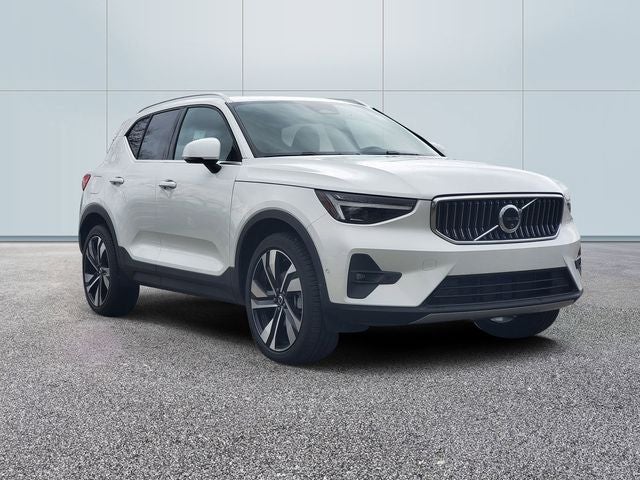 2025 Volvo XC40 B5 Ultra Bright Theme