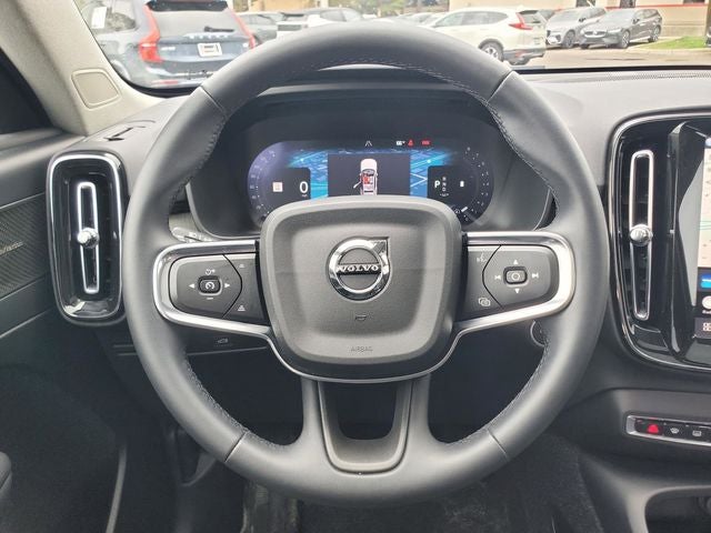 2025 Volvo XC40 B5 Ultra Bright Theme