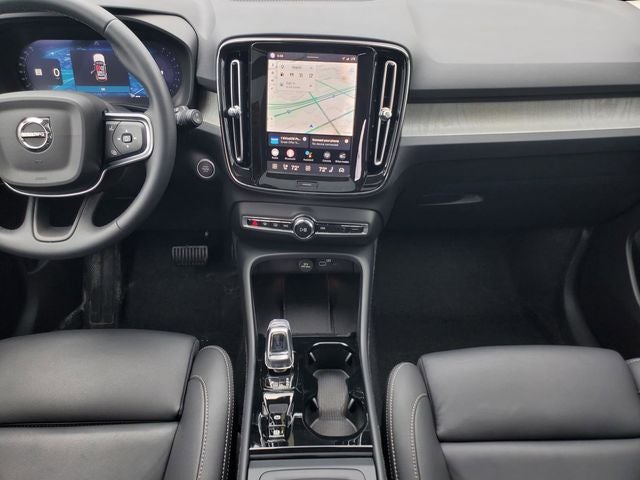 2025 Volvo XC40 B5 Ultra Bright Theme