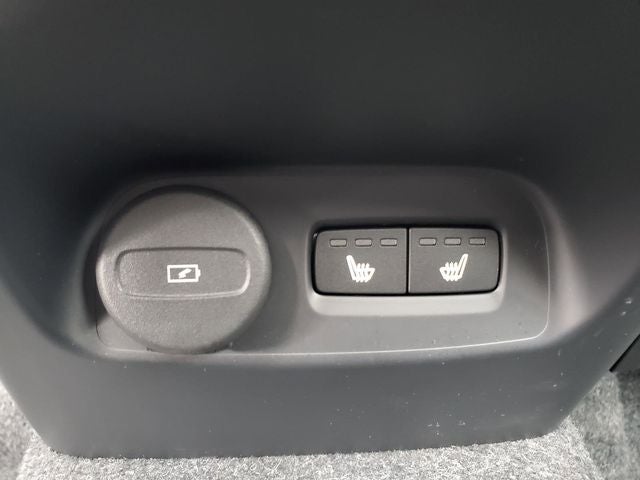 2025 Volvo XC40 B5 Ultra Bright Theme