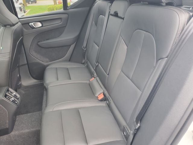 2025 Volvo XC40 B5 Ultra Bright Theme
