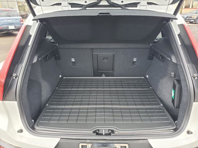 2025 Volvo XC40 B5 Ultra Bright Theme