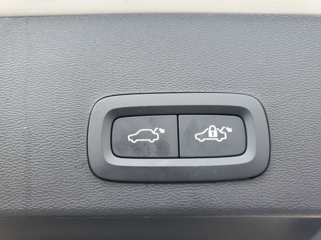 2025 Volvo XC40 B5 Ultra Bright Theme