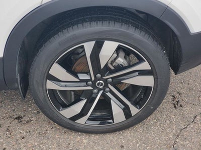 2025 Volvo XC40 B5 Ultra Bright Theme
