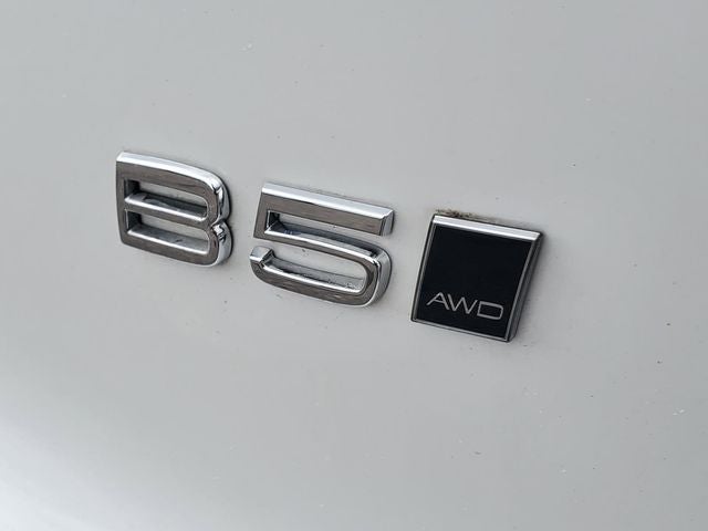 2025 Volvo XC40 B5 Ultra Bright Theme