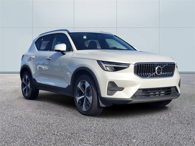 2025 Volvo XC40 B5 Core