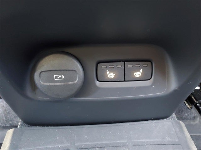 2025 Volvo XC40 B5 Core