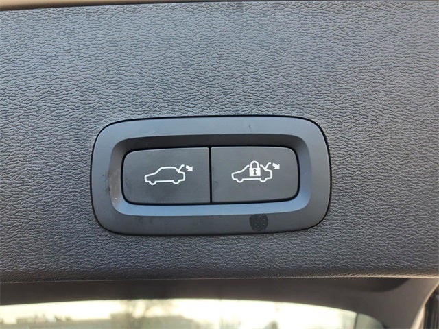 2025 Volvo XC40 B5 Core