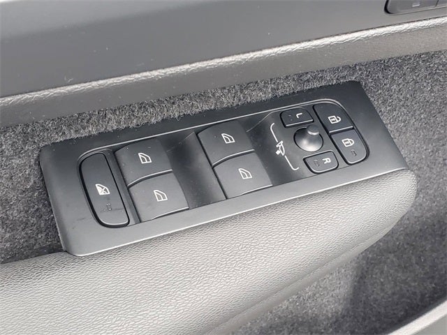 2025 Volvo XC40 B5 Core