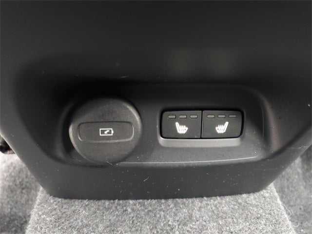 2025 Volvo XC40 B5 Core