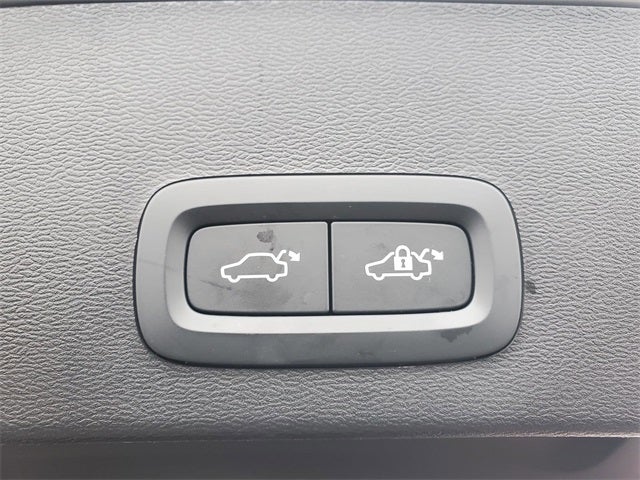 2025 Volvo XC40 B5 Core