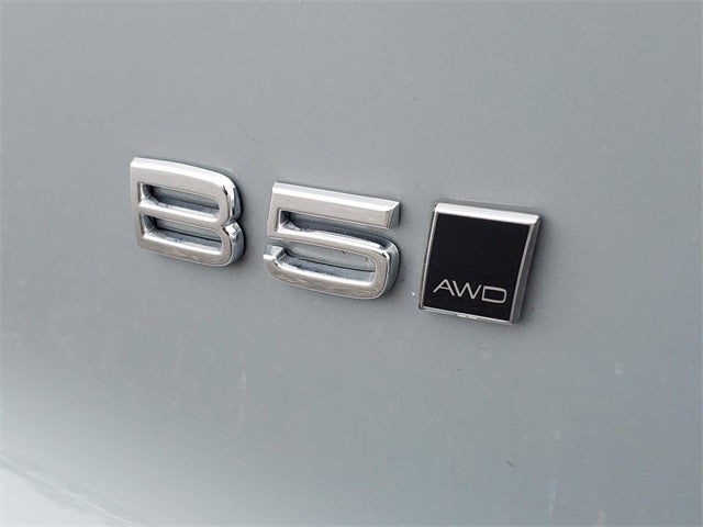 2025 Volvo XC40 B5 Core
