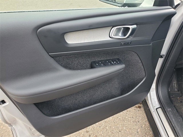 2025 Volvo XC40 B5 Core