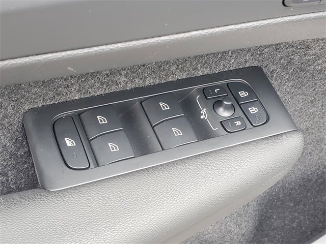 2025 Volvo XC40 B5 Core