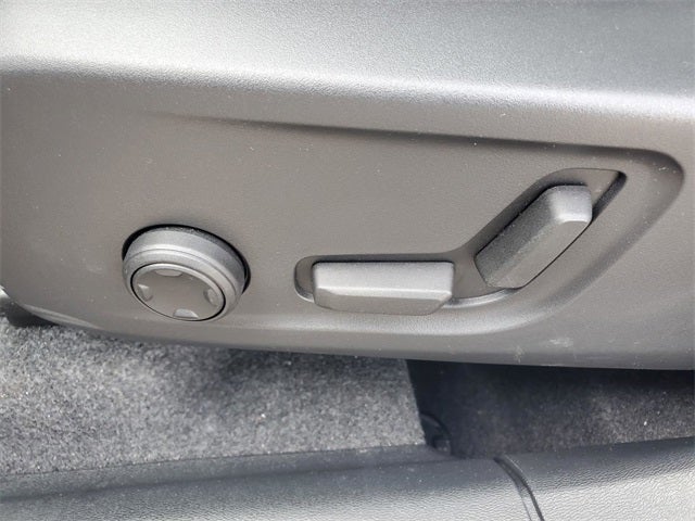 2025 Volvo XC40 B5 Core