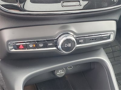 2025 Volvo XC40 B5 Core