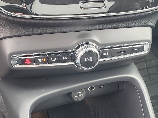 2025 Volvo XC40 B5 Core