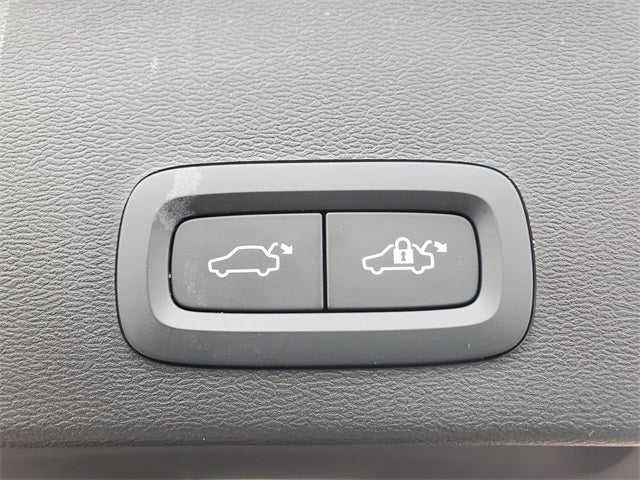 2025 Volvo XC40 B5 Core