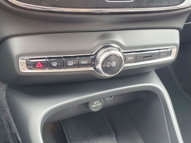 2026 Volvo XC40 B5 Core