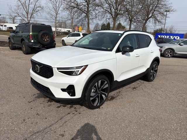 2024 Volvo XC40 B5 Plus Dark Theme