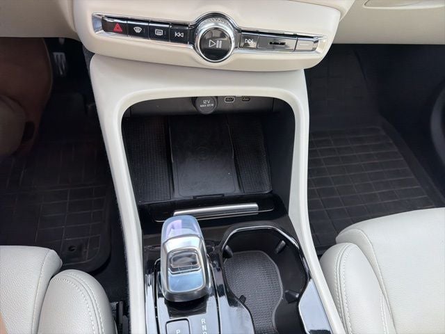 2024 Volvo XC40 B5 Plus Dark Theme