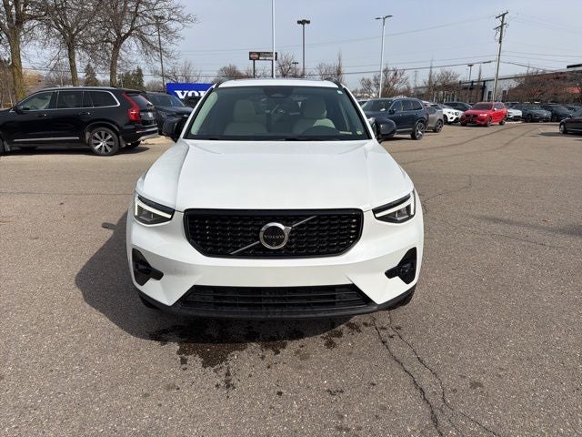 2024 Volvo XC40 B5 Plus Dark Theme