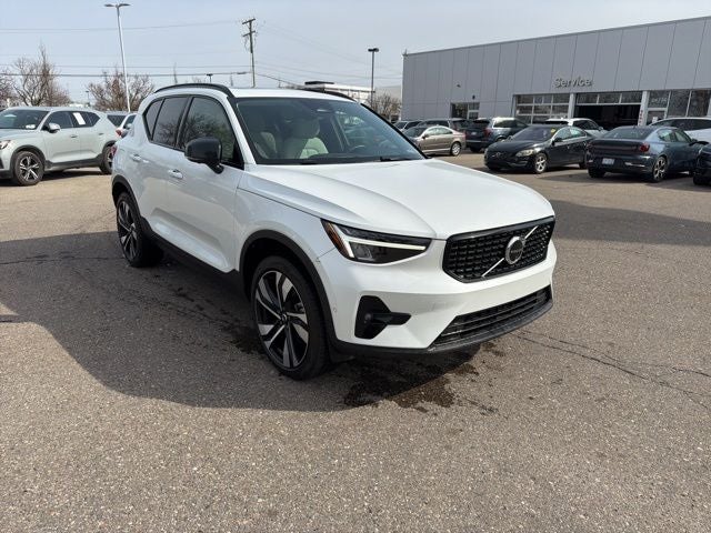 2024 Volvo XC40 B5 Plus Dark Theme