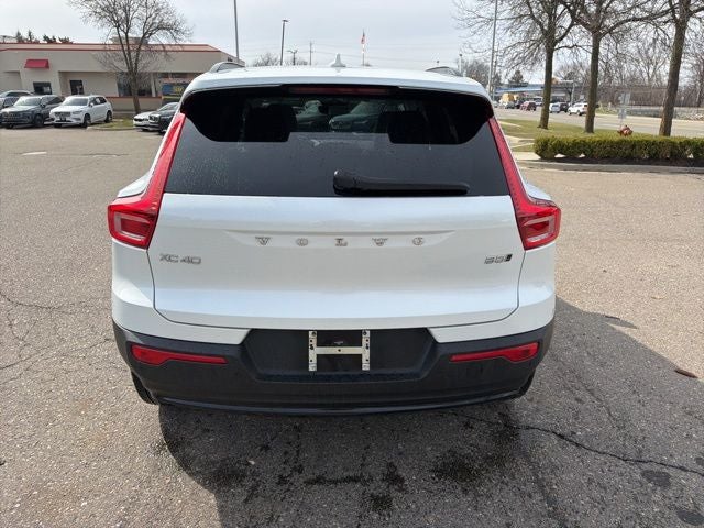 2024 Volvo XC40 B5 Plus Dark Theme