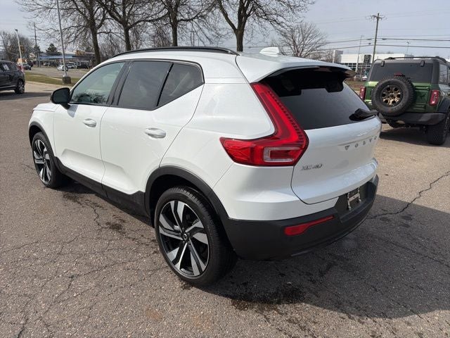 2024 Volvo XC40 B5 Plus Dark Theme