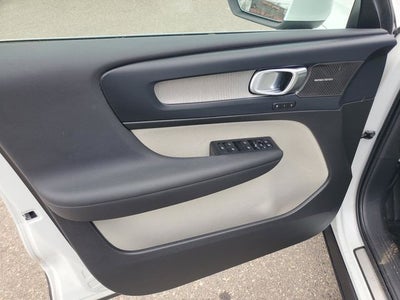 2023 Volvo XC40 B5 Plus Bright Theme