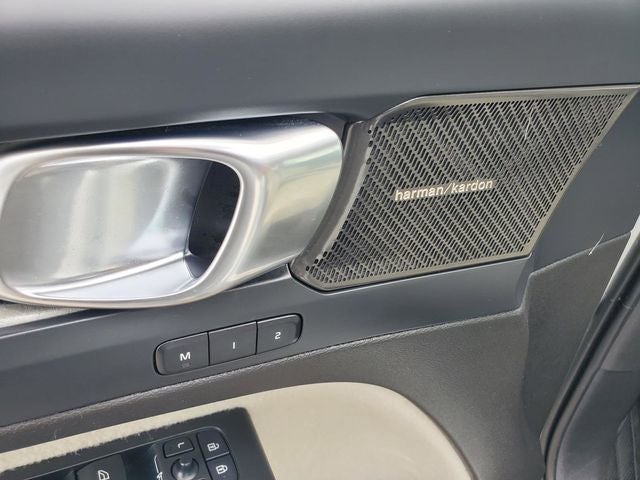 2023 Volvo XC40 B5 Plus Bright Theme