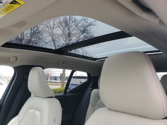 2023 Volvo XC40 B5 Plus Bright Theme