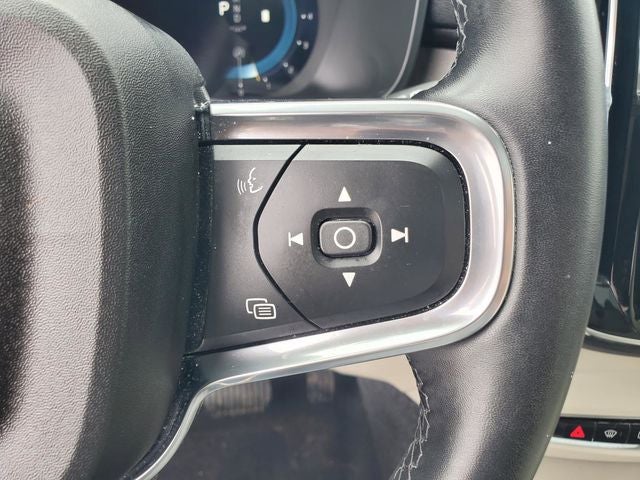 2023 Volvo XC40 B5 Plus Bright Theme