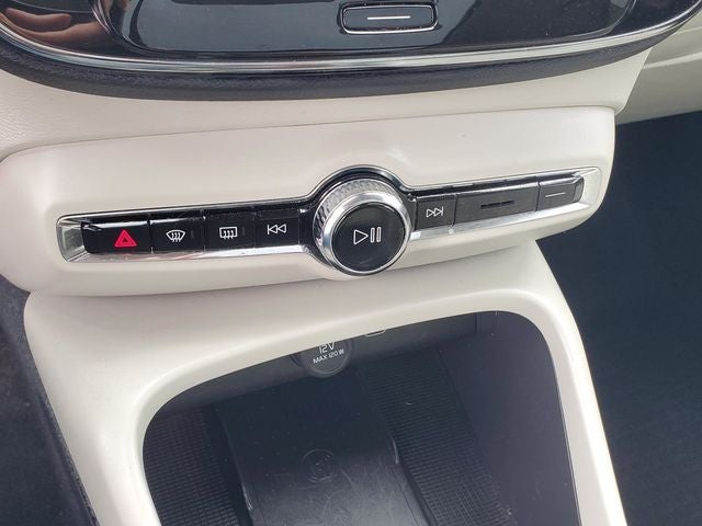 2023 Volvo XC40 B5 Plus Bright Theme