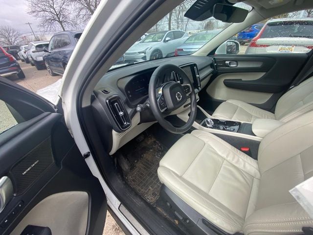 2023 Volvo XC40 B5 Plus Bright Theme